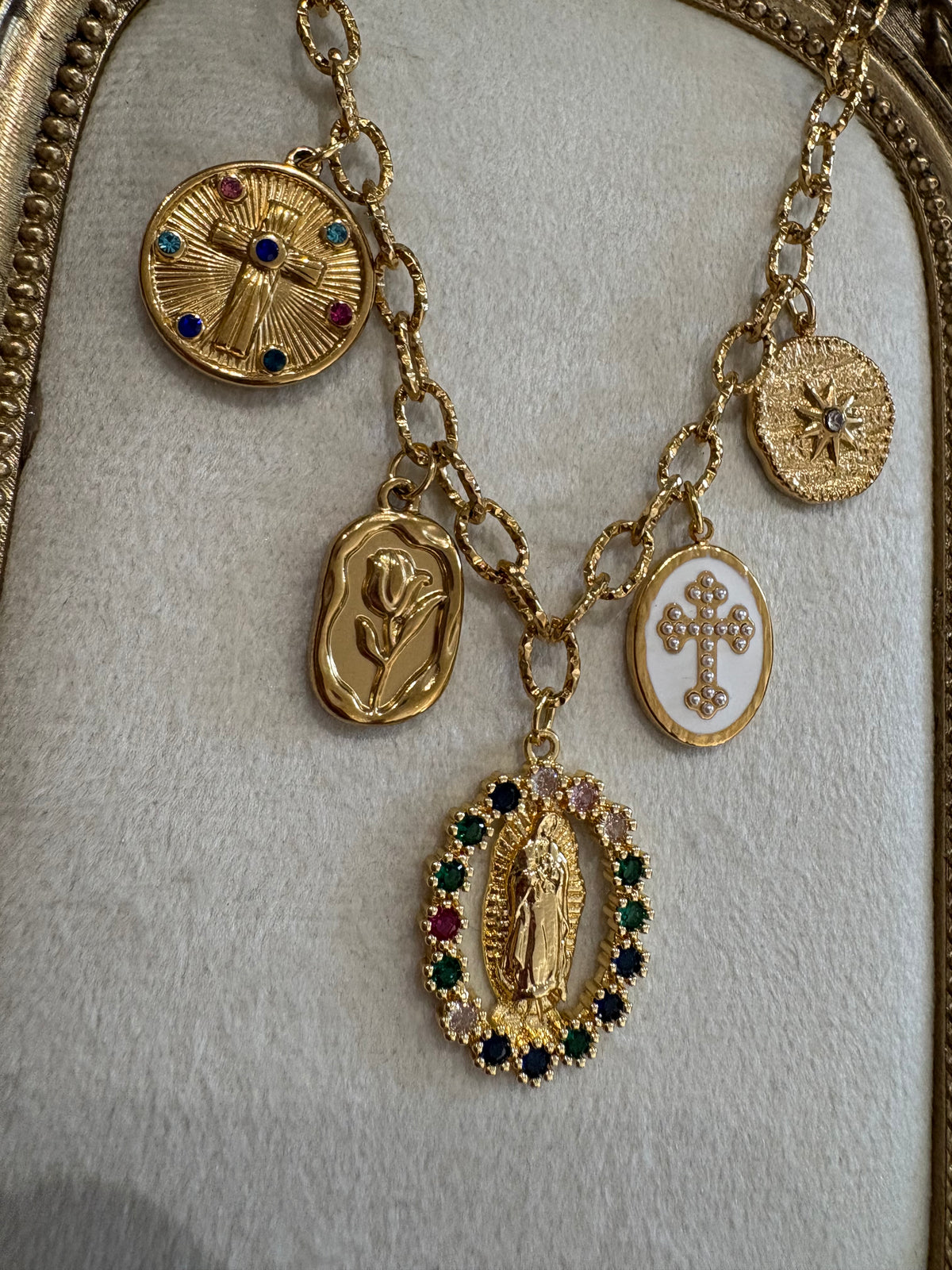 Collier Vierge colorée « Alba » 💖